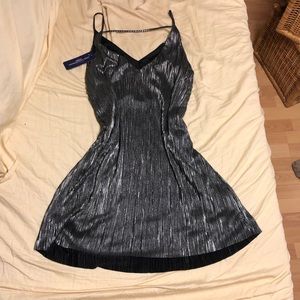 Super cute small pleat dress!